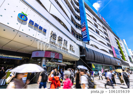 日本の東京都市景観 夏の青空が広がる池袋駅。強い日差しに、紫外線や熱中症にも注意 日本の東京都市景観 夏の青空が広がる池袋駅。強い日差しに、紫外線や熱中症にも注意 106105639