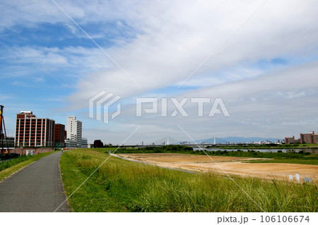 一級河川淀川の河川敷と堤防そして大阪工業大学大宮キャンパス 106106674