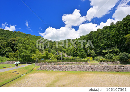 安土城跡駐車場から入り口までの景色（滋賀県近江八幡市安土町） 106107361
