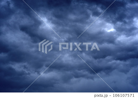 Thunderclouds in the evening sky. Cumulative clouds in a storm. Thunderclouds in the evening sky. Cumulative clouds in a storm. 106107571
