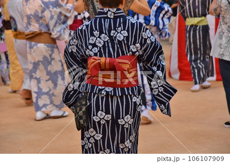 浴衣で盆踊り 106107909