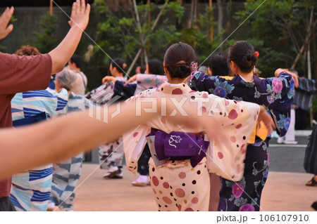 浴衣で盆踊り 浴衣で盆踊り 106107910