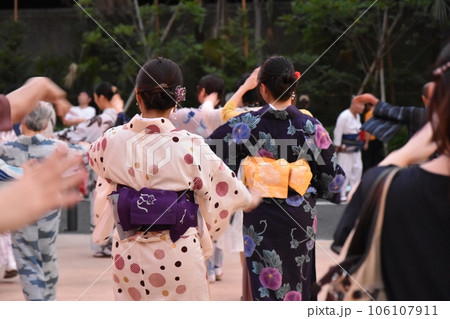 浴衣で盆踊り 106107911