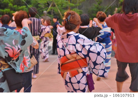 浴衣で盆踊り 106107913