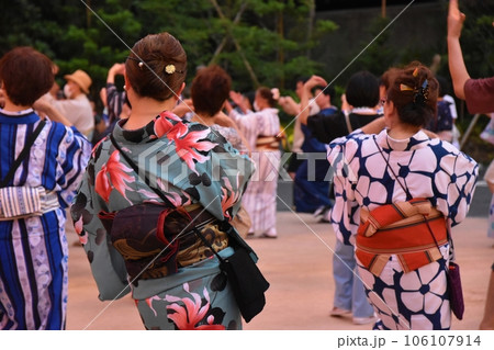 浴衣で盆踊り　 106107914