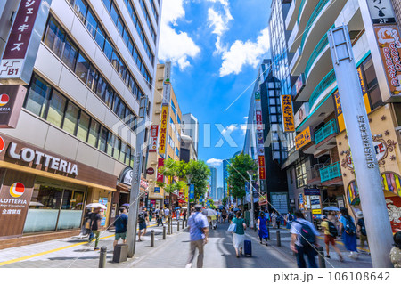 日本の東京都市景観 夏の日差し…池袋駅前の繁華街・SUNSHINE60STなどを望む 106108642