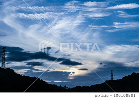 夏の夕暮れ山の谷間に雲が動く 夏の夕暮れ山の谷間に雲が動く 106108881