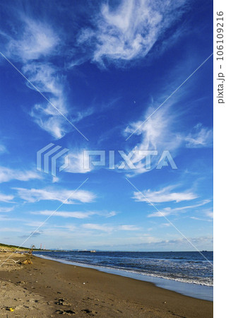 日本海の夏の終わりと雲の様 寄せる波返す波 人のいない静かな日本海に雲と波が遊ぶ 日本海の夏の終わりと雲の様 寄せる波返す波 人のいない静かな日本海に雲と波が遊ぶ 106109216