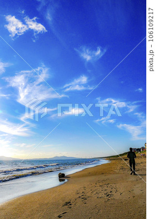 日本海の夏の終わりと雲の様　寄せる波返す波　静かな日本海に雲と波が遊ぶ 106109217