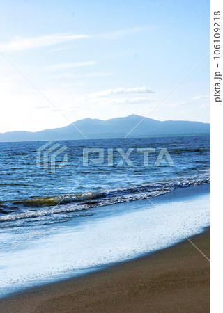 寒風山の見える日本海の夏の終わりと雲の様　寄せる波返す波　人のいない静かな日本海に雲と波が遊ぶ 106109218