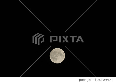 北杜市白州町、白く輝く月齢14.4八月の小望月（位置：中央下） 106109471