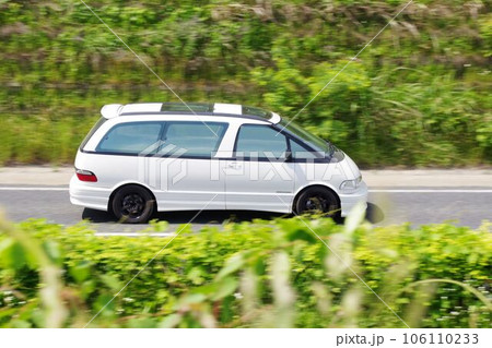 自動車流し撮り トヨタ初代エスティマの写真素材 [106110233] - PIXTA