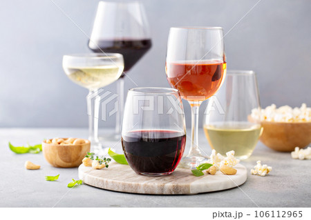 Red, white wine and rose in different glasses 106112965