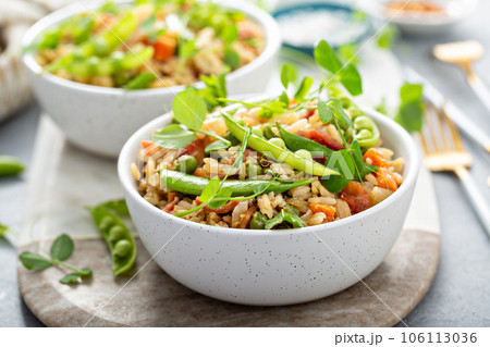 Breakfast fried rice with green peas and carrots 106113036