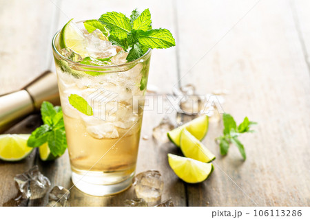 Refreshing summer cocktail with ginger beer and lime 106113286