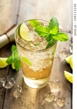 Refreshing summer cocktail with ginger beer and lime 106113288