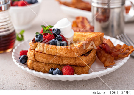 Classic french toast with bacon and berries 106113496