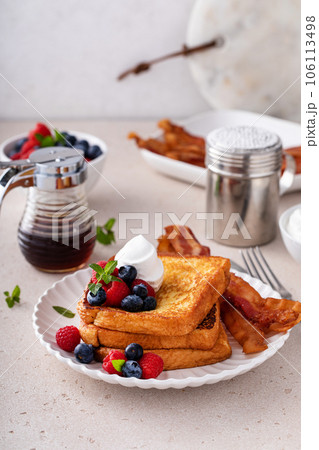 Classic french toast with bacon and berries 106113498