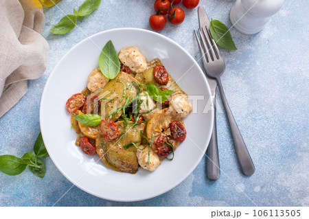 Ravioli with basil, tomatoes and mozzarella in tomato sauce 106113505
