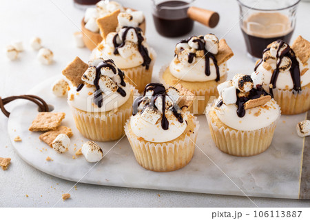 Smores cupcakes with graham crackers, toasted marshmallows and chocolate Smores cupcakes with graham crackers, toasted marshmallows and chocolate 106113887