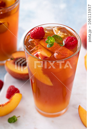 Peach and raspberry iced tea or cocktail 106113937