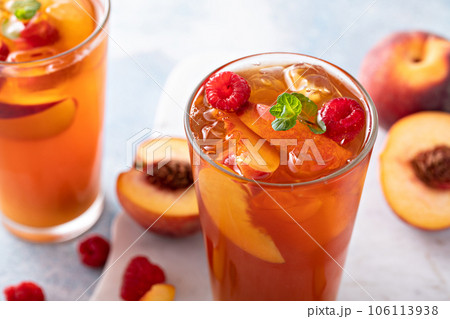 Peach and raspberry iced tea or cocktail Peach and raspberry iced tea or cocktail 106113938