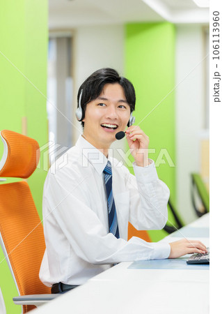 ヘッドセットのビジネスマン コールセンターイメージ 106113960