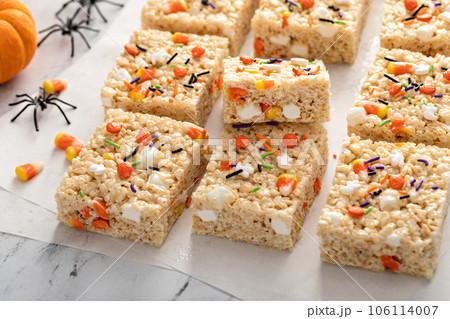 Rice cereal treats for Halloween with festive sprinkles 106114007