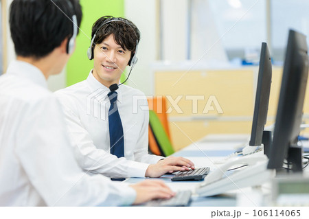 ヘッドセットのビジネスマン コールセンターイメージ 106114065