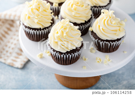 Chocolate cupcakes topped with cream cheese frosting 106114258