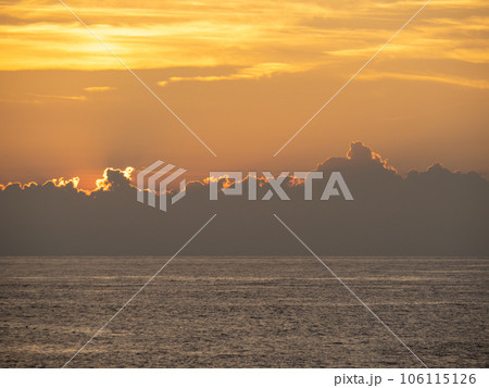 夕焼け空と穏やかな海(太平洋)。夏(8月)の高知県室戸市内の海岸より。 夕焼け空と穏やかな海(太平洋)。夏(8月)の高知県室戸市内の海岸より。 106115126