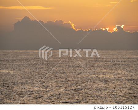 夕焼け空と穏やかな海(太平洋)。夏(8月)の高知県室戸市内の海岸より。 夕焼け空と穏やかな海(太平洋)。夏(8月)の高知県室戸市内の海岸より。 106115127