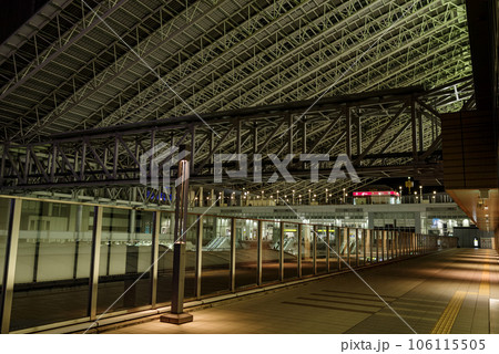 2020年、夜の大阪駅 2020年、夜の大阪駅 106115505