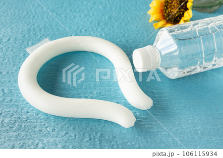 ネックリングとペットボトル入りの水　熱中症対策　冷却グッズ　水分摂取　健康管理　暑さ対策 106115934