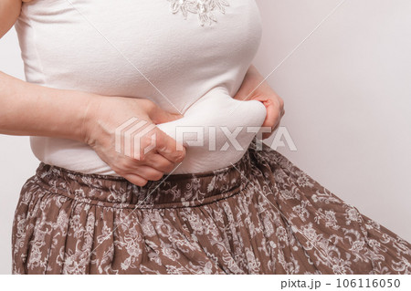 【お腹の肉を摘む主婦】 【お腹の肉を摘む主婦】 106116050
