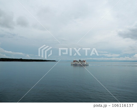桜島港へ向かうフェリー 106116137