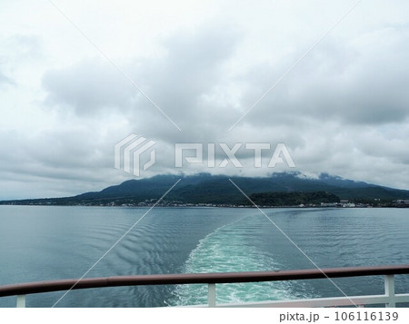 桜島港へ向かうフェリー 桜島港へ向かうフェリー 106116139