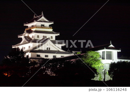 唐津城の天守閣と櫓門の夜景(佐賀県 唐津市) 唐津城の天守閣と櫓門の夜景(佐賀県 唐津市) 106116248