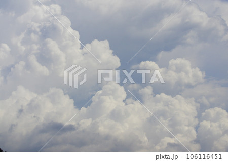 青空に浮かぶ雲 106116451