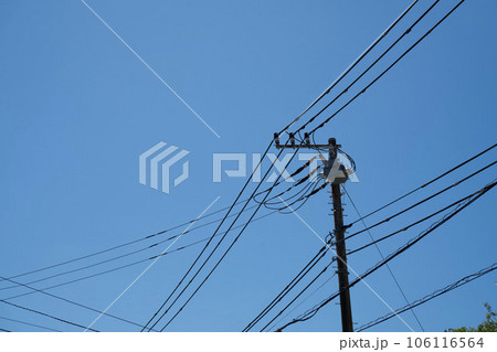 青空に映える電信柱と電線 青空に映える電信柱と電線 106116564