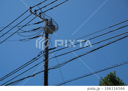 青空に映える電信柱と電線 106116566