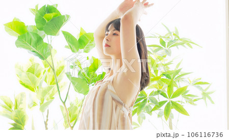 緑に囲まれた女性　ボタニカルな美容イメージ 106116736