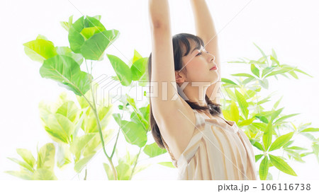 緑に囲まれた女性　ボタニカルな美容イメージ 106116738