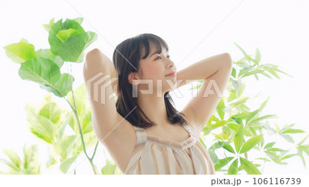 緑に囲まれた女性 ボタニカルな美容イメージ 緑に囲まれた女性 ボタニカルな美容イメージ 106116739