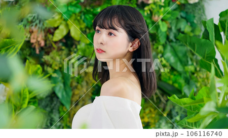 緑に囲まれた女性 ボタニカルな美容イメージ 緑に囲まれた女性 ボタニカルな美容イメージ 106116740