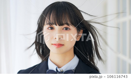 風に黒髪をなびかせる女子学生 風に黒髪をなびかせる女子学生 106116743