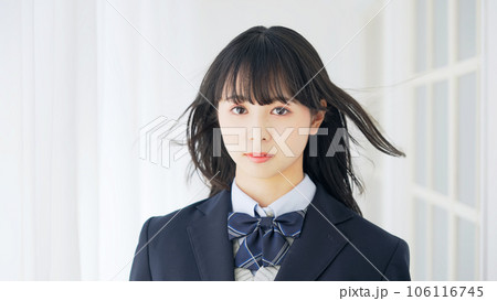 風に黒髪をなびかせる女子学生 風に黒髪をなびかせる女子学生 106116745