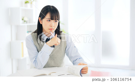 勉強する女子学生 106116754