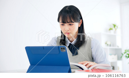 タブレットを見ながら勉強する女子学生 106116763