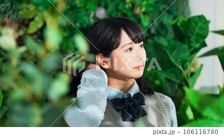 緑に囲まれた女子学生 106116780